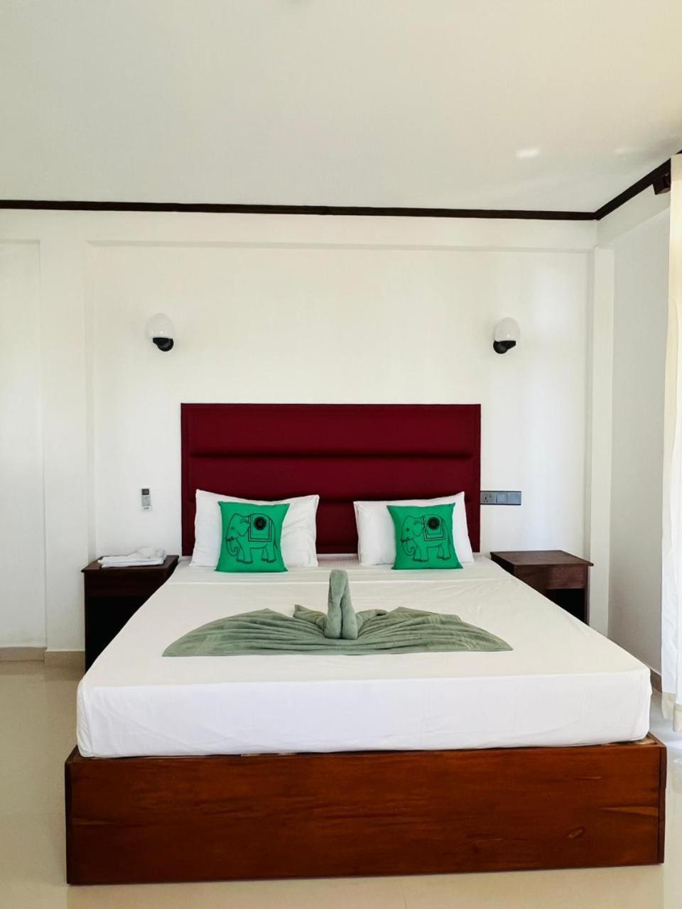 מיריסה Lemazone Inn מראה חיצוני תמונה